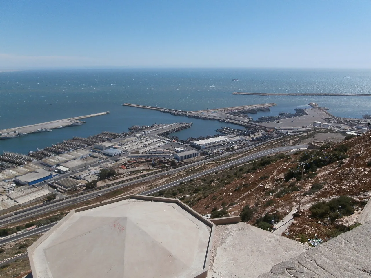 Vue sur le port et la baie d’Agadir